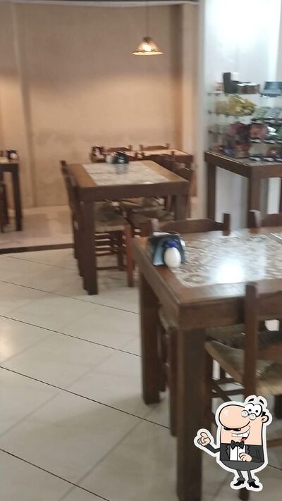 Sente em uma das mesas no Vipz Restaurante