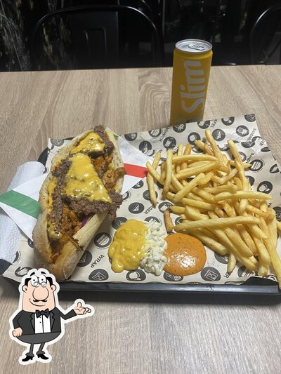 Installez-vous à l'une des tables de Mk Food