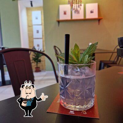 Vai a provare i vari drink che offre Cusà