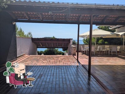 Dai un'occhiata agli interni di Lavanda Grill Terrace