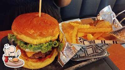 Peça um dos hambúrgueres disponíveis no Santo Burguer