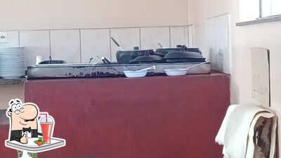 Restaurante Comida Caseira serve um número de drinques