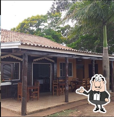Sente em uma das mesas no Restaurante e Lanchonete Kátia