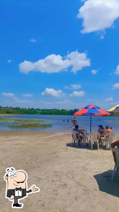 Sente em uma das mesas no Lagoa Park