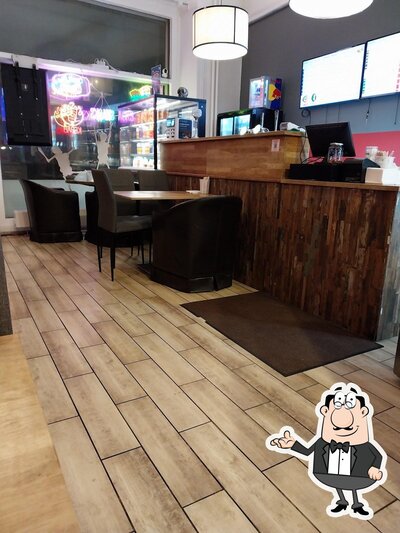 Installez-vous à l'une des tables de Zaiqa restaurant & takeaway