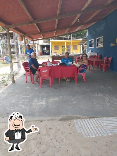 Sente em uma das mesas no Barraca do Zeinho