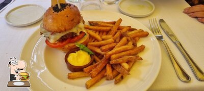 Prova uno dei tipi di hamburger serviti al ristorante I Secoli