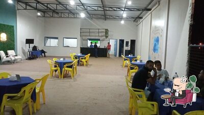 Sente em uma das mesas no Papa Tudo Lanches II