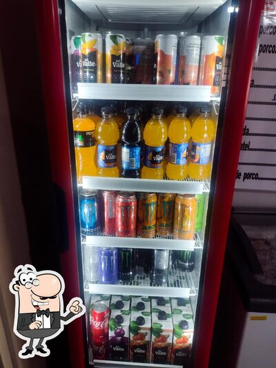 Sente em uma das mesas no Restaurante do Edinho