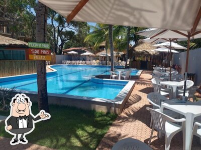 Sente em uma das mesas no Bamboo Lounge