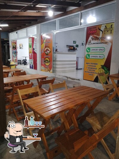 Veja imagens do interior do Lanches Simas