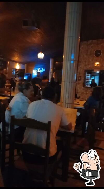 Sente em uma das mesas no Arubar