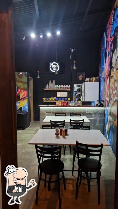 Sente em uma das mesas no Nicos Burguer Mauá RJ