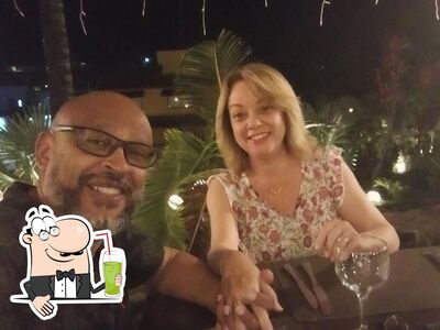 Desfrute de uma bebida no Lounge Resto-Bar