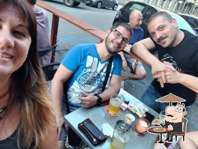 Puoi goderti l'aria fresca da seduto all'esterno di Versus
