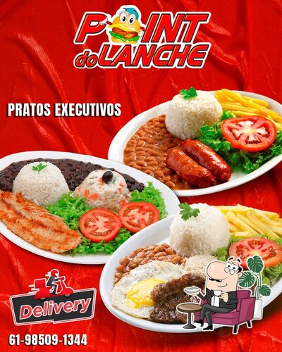 Sente em uma das mesas no Point do Lanche