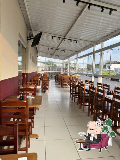 Sente em uma das mesas no Edwiges Pizza e Bistrô Santa Bárbara d’Oeste