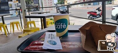 Veja o exterior do Shell Café