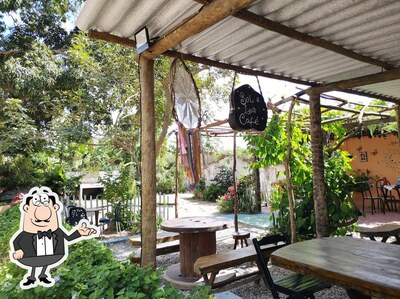 Sente em uma das mesas no Sol & Lua Café
