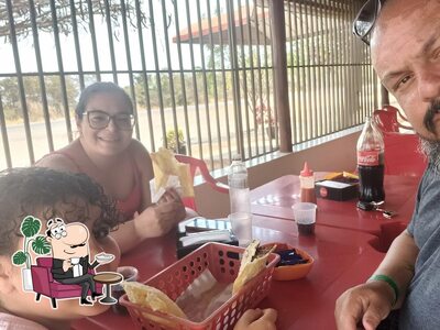 Sente em uma das mesas no Pastelaria Mais Sabor
