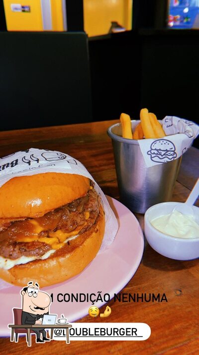 Sente em uma das mesas no Double Burger