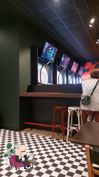 Installez-vous à l'une des tables de Highton - Bar à Fléchettes Lille