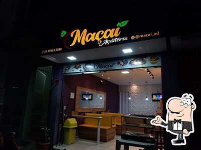 Sente em uma das mesas no Maçaí Açaíteria AD