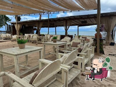 O interior do Sunrise Beach Club