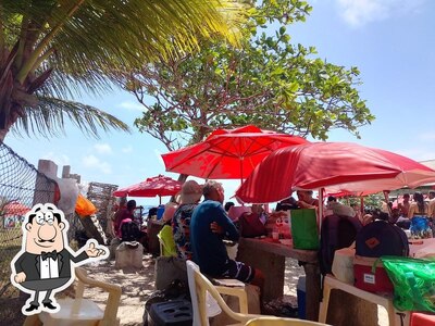 Sente em uma das mesas no Bar e Restaurante Girassol