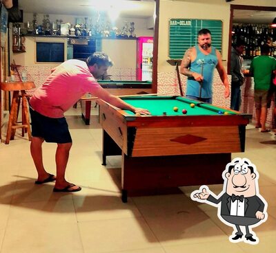 Sente em uma das mesas no Bar do Delair Lumiar