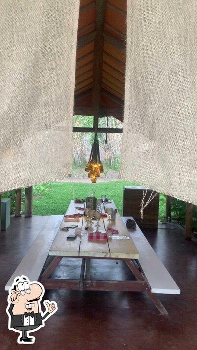 Sente em uma das mesas no Restaurante Floresta