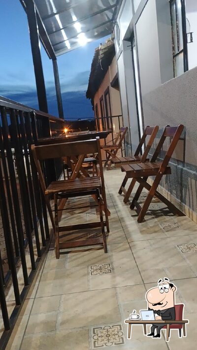 Sente em uma das mesas no Pizzaria Don Corleone - Pizzas e Lanches