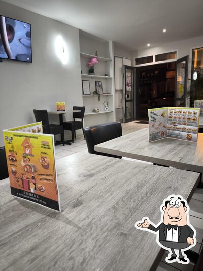 Installez-vous à l'une des tables de Snack house