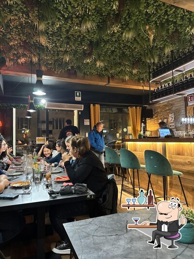 Dai un'occhiata agli interni di Raquel Experience