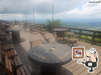 Sente em uma das mesas no Mirante Restaurante e Turismo Rural