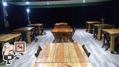 Sente em uma das mesas no Bar e Restaurante Point Verde