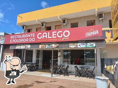 Sente em uma das mesas no Restaurante e Pousada do Galego