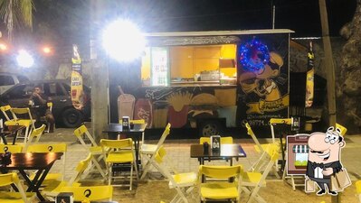 Você pode espairecer no na área externa do Loucos por Snack food truck