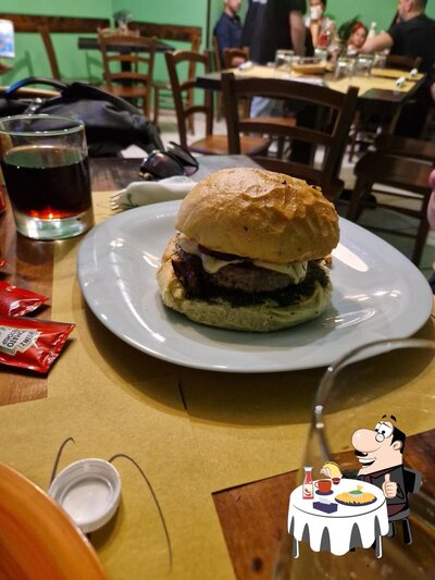 Ordina uno dei tipi di hamburger serviti al pub & bar Chiòcchiò