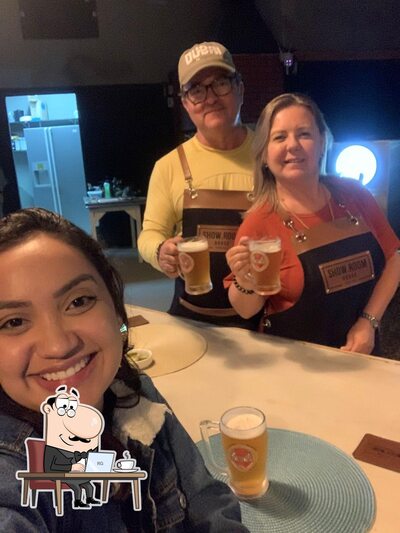 Sente em uma das mesas no Show Room Steakhouse