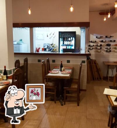 Sente em uma das mesas no Raffinato Pizzaria