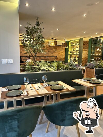 Sente em uma das mesas no Bratza Pizzaria Barra Mall