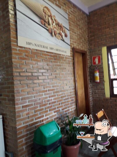 Sente em uma das mesas no Sorveteria Avenida