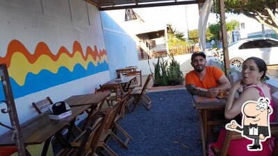 Sente em uma das mesas no Bimbarras Gastrobar