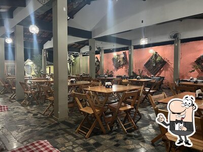 Sente em uma das mesas no Petiscos Bar