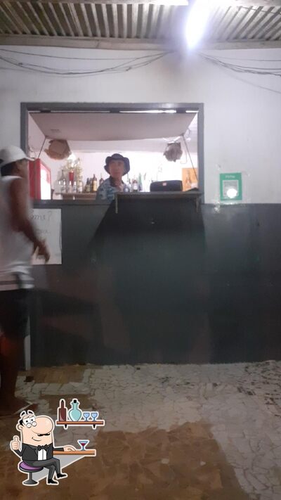 Sente em uma das mesas no Bar e Mercearia Desvio de Rota (Bar do Ceará)