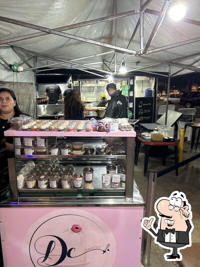 Sente em uma das mesas no Dog do Juninho - Ceilândia