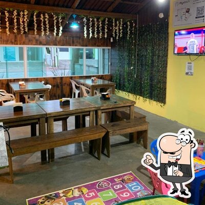 Sente em uma das mesas no ELITE LANCHES