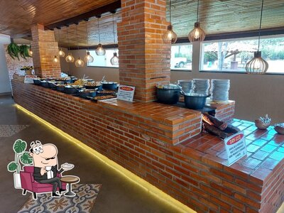 Sente em uma das mesas no Pousada do Sol Day Use