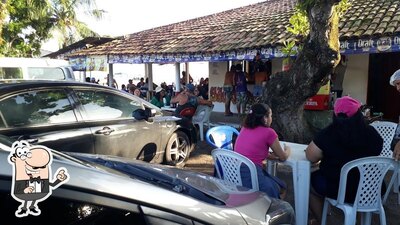 Sente em uma das mesas no Barraca São Jorge